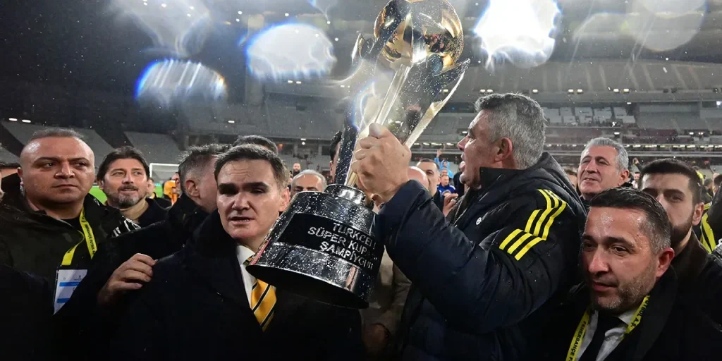 Sadettin Saran, nuovo presidente del Fenerbahçe, vince la terza coppa in tutte le discipline in tre mesi e mezzo