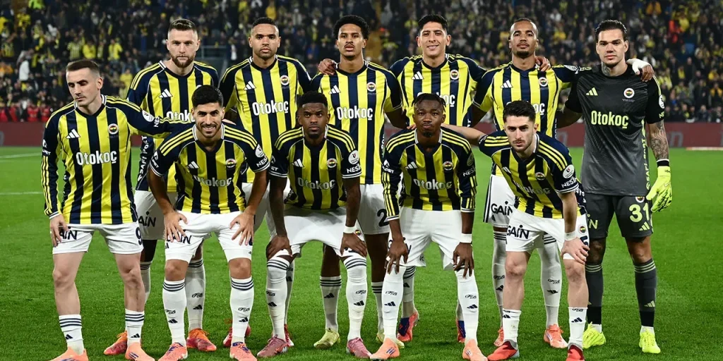 Tifosi Fenerbahçe versano acqua su Youssef En‑Nesyri durante il derby contro il Galatasaray