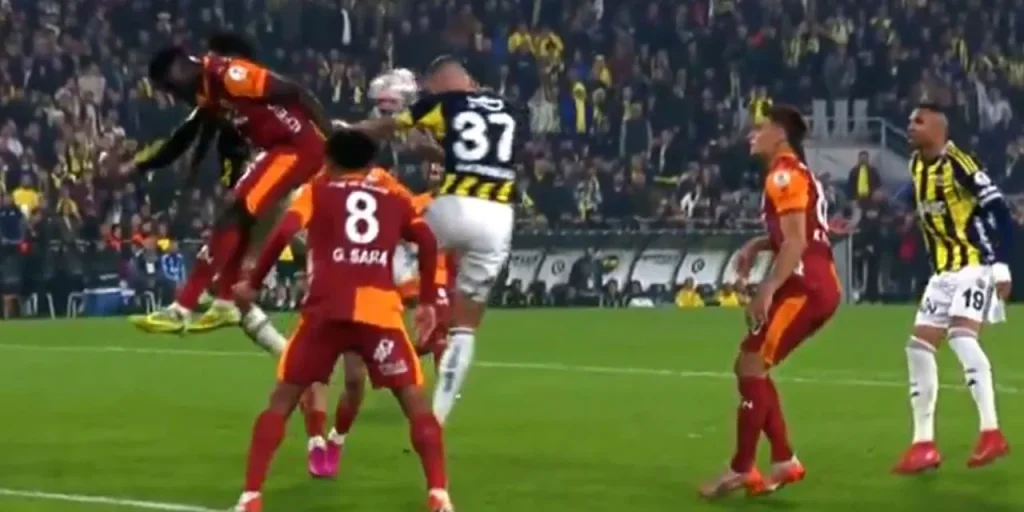 Edson Alvarez: gol annullato per tocco di mano nel derby Fenerbahçe‑Galatasaray