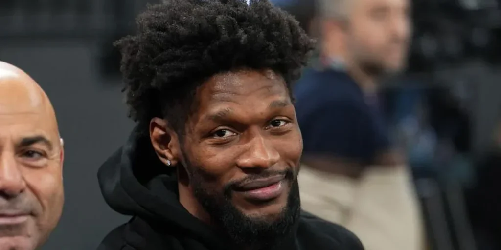 Chris Silva, nuovo giocatore di Fenerbahçe Beko, osserva la partita Beşiktaş‑Fenerbahçe dal campo