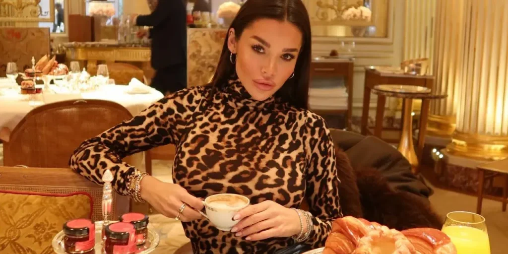 Arresto previsto per influencer Ezgi Fındık a causa della sua relazione con l'imprenditore egiziano Seif El Attal