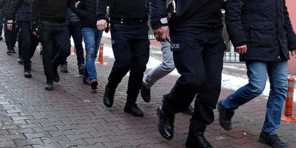 Operazione contro la struttura segreta di sicurezza del FETÖ: 23 sospetti in detenzione preventiva, 12 arrestati tra cui 6 funzionari pubblici