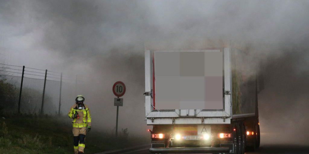 Incendio di grandi dimensioni al porto di Krefeld: vigili del fuoco in azione