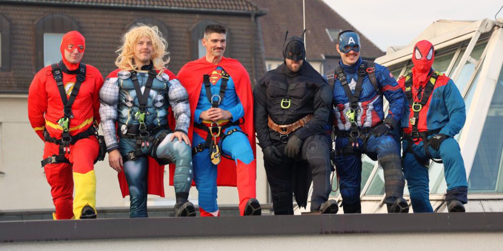 Vigile del fuoco a Essen porta sorrisi ai bambini malati