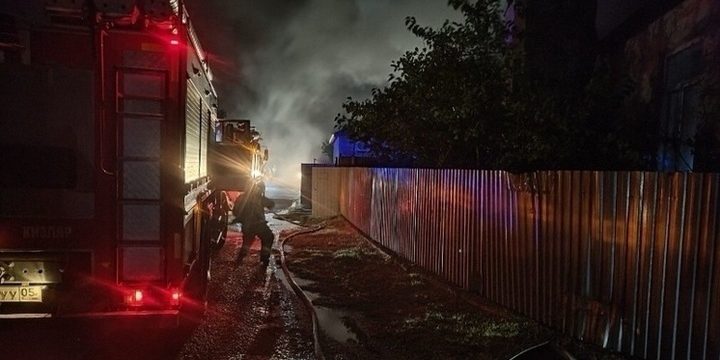 В Дагестане из-за возгорания машины загорелся дом