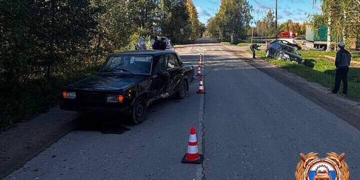 Incidente Stradale a Tver: Un Conflitto di Veicoli con Possibili Conseguenze Gravi