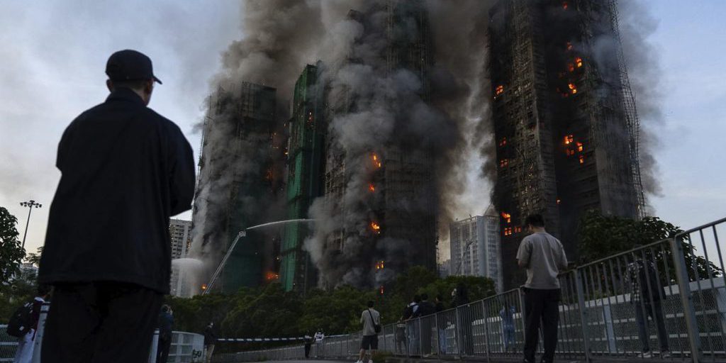 Incendio in un grattacielo residenziale di Hong Kong: almeno quattro morti