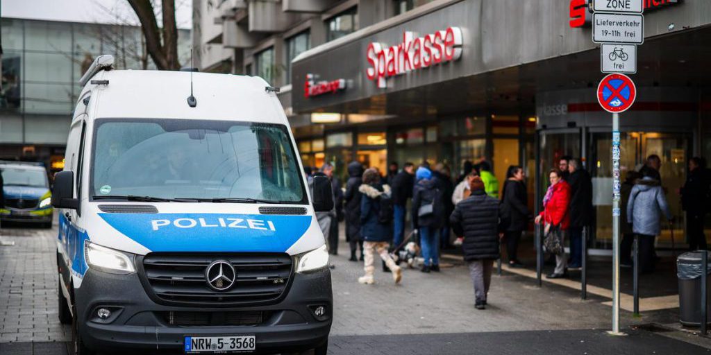Furto in filiale Sparkasse di Gelsenkirchen: coppia perde beni importanti