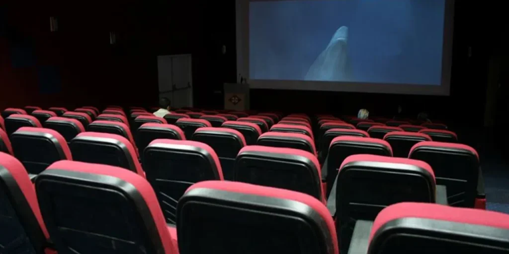 Se Netflix acquista Warner Bros., la proiezione dei film nelle sale potrebbe ridursi a 17 giorni