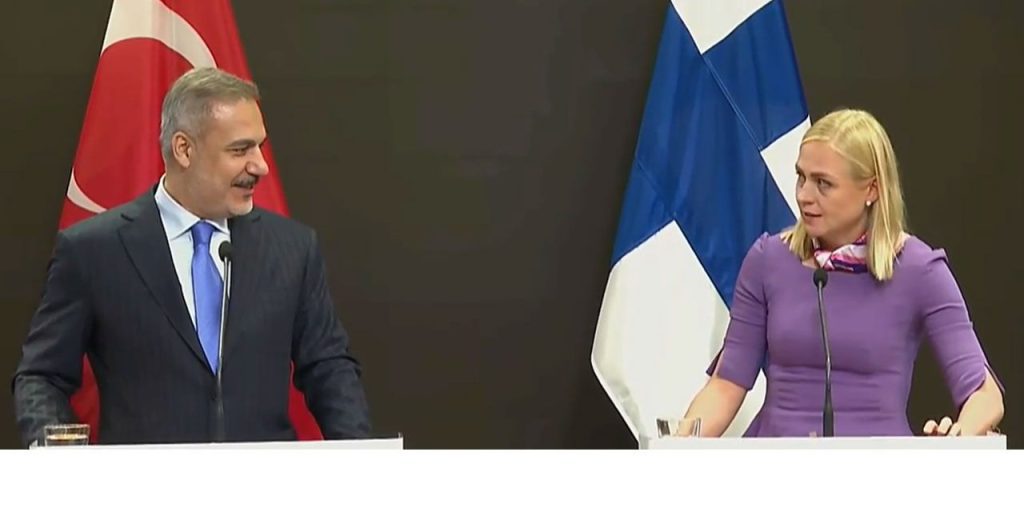 Dichiarazioni sorprendenti del Ministro degli Esteri finlandese sull'Impero Ottomano: un'analisi delle possibili conseguenze e del contesto storico

Introduzione
Il Ministro degli Esteri finlandese, Elina Valtonen, ha espresso opinioni sorprendenti sull'Impero Ottomano durante una conferenza stampa congiunta con il Ministro degli Esteri turco, Hakan Fidan, a Helsinki.

Le dichiarazioni del Ministro Valtonen
Valtonen ha affermato che "l'Impero Russo era l'unico potere che mostrava rispetto per l'Impero Ottomano". Queste parole hanno attirato l'attenzione e hanno suscitato un certo interesse.

Reazione del Ministro Fidan
Il Ministro Fidan ha risposto alle parole del suo omologo finlandese con un sorriso, senza aggiungere ulteriori commenti.

Approfondimento
Le dichiarazioni del Ministro Valtonen possono essere viste come un riconoscimento dell'influenza storica dell'Impero Ottomano e del suo ruolo nella politica internazionale. Tuttavia, è importante notare che la storia delle relazioni tra l'Impero Russo e l'Impero Ottomano è complessa e ha visto periodi di conflitto e di cooperazione.

Possibili Conseguenze
Le parole del Ministro Valtonen potrebbero avere implicazioni per le relazioni tra la Finlandia e la Turchia, nonché per la comprensione più ampia della storia e della politica internazionale.

Opinione
È difficile valutare le intenzioni dietro le dichiarazioni del Ministro Valtonen, ma è chiaro che la sua affermazione ha suscitato interesse e attenzione.

Analisi Critica dei Fatti
È importante analizzare le dichiarazioni del Ministro Valtonen nel contesto storico e politico più ampio, considerando le relazioni tra l'Impero Russo e l'Impero Ottomano, nonché le attuali relazioni tra la Finlandia e la Turchia.

Relazioni con altri fatti
Le dichiarazioni del Ministro Valtonen possono essere collegate ad altri eventi e sviluppi nella regione, come le relazioni tra la Turchia e l'Unione Europea, o le tensioni tra la Russia e l'Occidente.

Contesto storico
L'Impero Ottomano e l'Impero Russo hanno avuto una lunga e complessa storia di relazioni, che include periodi di conflitto e di cooperazione. La storia di questi due imperi può aiutare a comprendere meglio le dichiarazioni del Ministro Valtonen.

Fonti
La fonte di questo articolo è Anadolu Agency. Per ulteriori informazioni, si prega di visitare il sito web ufficiale dell'Anadolu Agency.