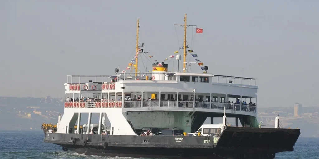 Tempesta sul Mar di Marmara causa annullamento di numerosi traghetti