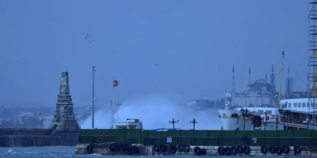 Servizi di traghetto sospesi a causa di forti venti e onde nel Mar di Marmara