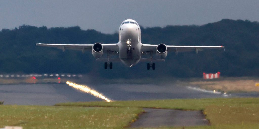 Passeggeri arrestati dopo aver corso sul campo di decollo all'aeroporto di Colonia