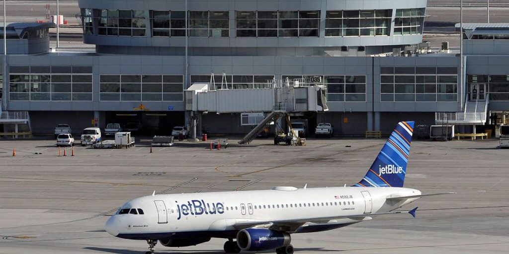 Aereo passeggeri devia per evitare collisione con jet militare vicino al Venezuela