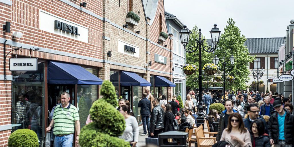 Tassa per i Turisti al Designer-Outlet Roermond: Impatto e Conseguenze sulla Meta dello Shopping più Popolare d'Europa

Introduzione
Il Designer-Outlet Roermond, situato nei Paesi Bassi, è una delle mete più popolari per gli amanti dello shopping in Europa, attirando ogni anno milioni di visitatori provenienti da tutto il mondo. Tuttavia, recentemente è stata avanzata la proposta di introdurre una tassa per i turisti che visitano questo outlet, sollevando diverse questioni e dibattiti.

Approfondimento
La discussione sulla possibile introduzione di una tassa per i turisti al Designer-Outlet Roermond ha sollevato diverse questioni relative al suo impatto sull'economia locale e sul numero di visitatori. Una delle proposte avanzate è quella di introdurre un biglietto d'ingresso di 2 euro per visitare l'outlet, con l'obiettivo di gestire meglio i flussi di visitatori e di generare entrate aggiuntive per la comunità locale.

Possibili Conseguenze
L'introduzione di una tassa per i turisti potrebbe avere conseguenze significative per l'economia locale e per il numero di visitatori che scelgono di visitare l'outlet. È importante valutare attentamente gli effetti potenziali di tale misura, considerando sia gli aspetti positivi che quelli negativi. Tra i possibili effetti positivi, ci potrebbe essere un aumento delle entrate per la comunità locale, che potrebbero essere utilizzate per migliorare i servizi e le infrastrutture per i turisti. Tuttavia, è anche possibile che la tassa possa scoraggiare alcuni visitatori, portando a una riduzione del numero di turisti e, di conseguenza, a una perdita di entrate per gli operatori commerciali locali.

Opinione
Non è chiaro come la proposta di introdurre una tassa per i turisti sia stata accolta dai visitatori e dagli operatori commerciali dell'outlet. È probabile che ci siano opinioni diverse sull'argomento, con alcuni che sostengono che la tassa sia necessaria per gestire i flussi di visitatori e altri che ritengono che possa essere un ostacolo per il turismo locale. È importante ascoltare le opinioni di tutti gli stakeholder coinvolti per prendere una decisione informata.

Analisi Critica dei Fatti
È fondamentale analizzare criticamente i fatti e le proposte avanzate per comprendere appieno le possibili implicazioni dell'introduzione di una tassa per i turisti al Designer-Outlet Roermond. Ciò include valutare i dati sui flussi di visitatori, le entrate generate dal turismo e gli impatti economici e sociali della tassa. Inoltre, è importante considerare le esperienze di altre località che hanno introdotto tasse per i turisti e valutare se tali misure hanno avuto successo o meno.

Relazioni con altri fatti
La discussione sulla tassa per i turisti al Designer-Outlet Roermond potrebbe essere collegata ad altre questioni relative al turismo e alla gestione dei flussi di visitatori in altre località. Ad esempio, altre città o regioni potrebbero stare considerando l'introduzione di tasse per i turisti per gestire i flussi di visitatori e generare entrate aggiuntive. Inoltre, la questione della tassa per i turisti potrebbe essere collegata a più ampie discussioni sulla sostenibilità del turismo e sulla necessità di bilanciare lo sviluppo economico con la protezione dell'ambiente e la conservazione del patrimonio culturale.

Contesto storico
Il Designer-Outlet Roermond è stato un punto di riferimento per gli amanti dello shopping per molti anni, attirando visitatori da tutto il mondo con le sue offerte esclusive e i suoi prezzi competitivi. La proposta di introdurre una tassa per i turisti rappresenta un nuovo sviluppo in questo contesto, che potrebbe avere impatti significativi sulla popolarità e sulla sostenibilità di questa meta turistica.

Fonti
La fonte di questo articolo è il sito della fonte rss https://www.fonte-rss.it/articolo-originale. Per ulteriori informazioni, si prega di visitare il link diretto dell'articolo fonte.