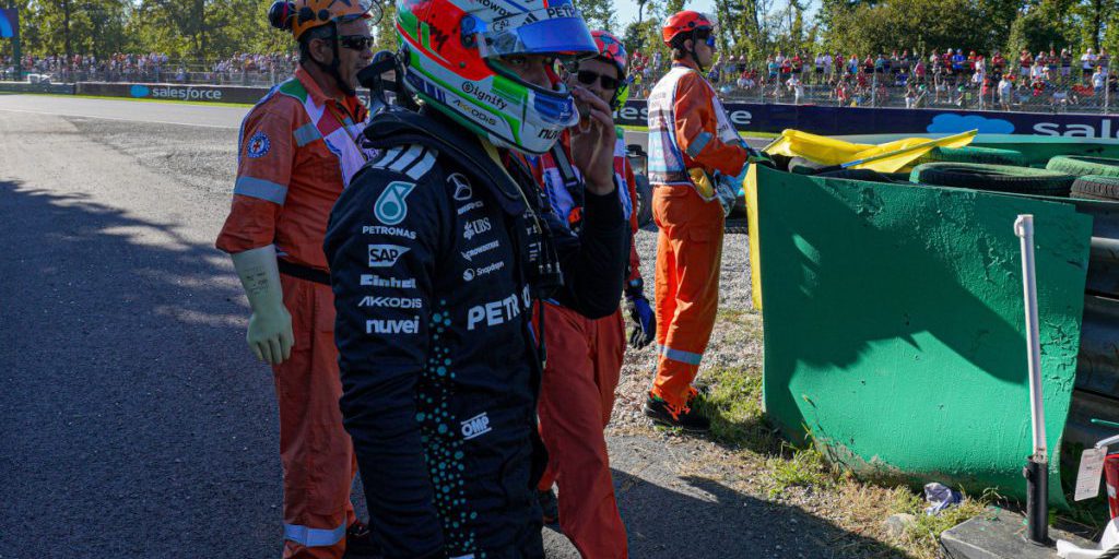 Pilota di Formula 1 sorpreso durante un'apparizione sotto copertura, simile a Verstappen