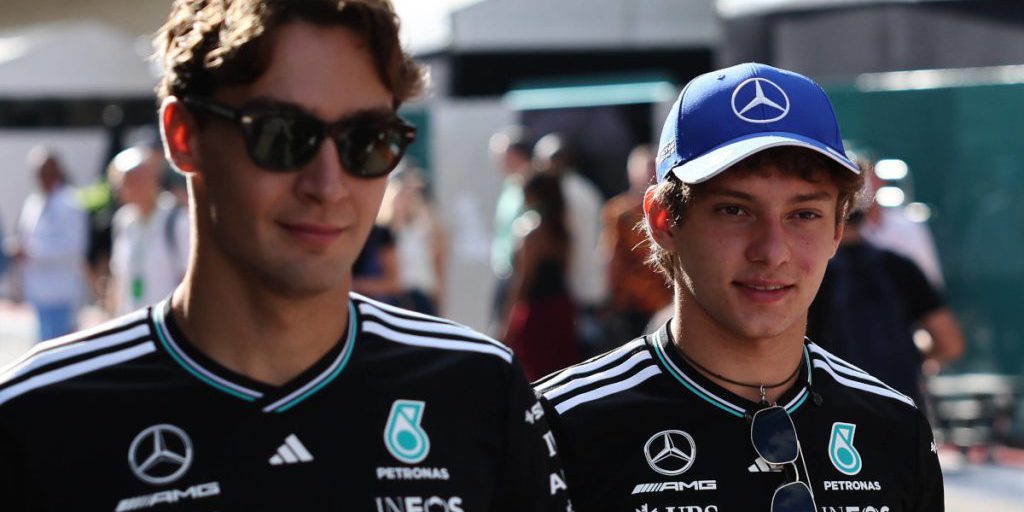 Un Pilota di Formula 1 Fa una Confessione Shock: Cosa Sta Succedendo dietro le Quinte del Mondiale di Formula 1?
Approfondimento
Il mondo della Formula 1 è noto per le sue sfide e le sue emozioni, e i piloti sono spesso sotto pressione per performare al meglio. In questo contesto, le parole di un pilota stella possono essere particolarmente significative.

Possibili Conseguenze
La confessione di un pilota stella può avere conseguenze importanti, sia per la sua carriera che per l'immagine della squadra. È possibile che le sue parole possano influenzare la percezione pubblica della Formula 1 e dei suoi piloti.

Opinione
È difficile dire cosa abbia spinto il pilota a fare questa confessione, ma è chiaro che si tratta di un momento di grande introspezione. Forse, il pilota sta cercando di condividere la sua verità per aiutare gli altri a capire meglio il mondo della Formula 1.

Analisi Critica dei Fatti
La confessione del pilota stella solleva molte domande. Cosa lo ha portato a fare questo passo? Quali sono le implicazioni di questa confessione per la sua carriera e per la squadra? Sono domande che solo il tempo potrà rispondere.

Relazioni con altri fatti
La Formula 1 è un mondo complesso e interconnesso. La confessione del pilota stella potrebbe essere collegata ad altri eventi o situazioni all'interno del mondo della Formula 1. È importante considerare il contesto più ampio per comprendere appieno il significato di queste parole.

Contesto storico
La Formula 1 ha una lunga storia di sfide e di successi. I piloti hanno sempre dovuto affrontare pressioni e sfide per raggiungere il successo. La confessione del pilota stella è solo l'ultimo capitolo di questa storia.

Fonti
La fonte di questo articolo è Formel1.de. Per ulteriori informazioni, si prega di visitare il sito web ufficiale.