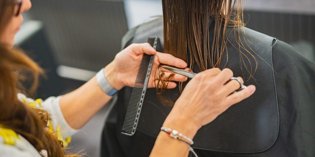 Salone di parrucchieri di Bochum adotta prezzi uguali per uomini e donne