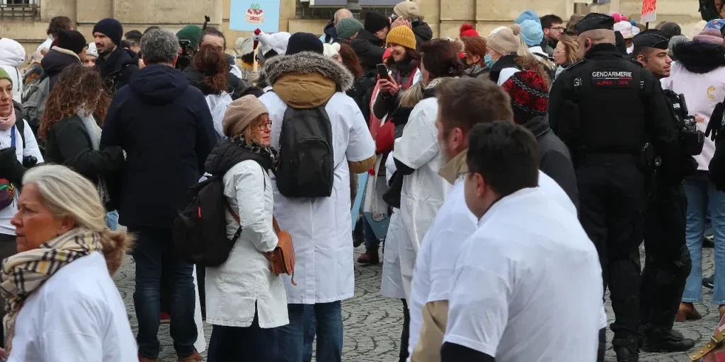 Medici di famiglia in Francia in greve contro la legge di finanziamento della sicurezza sociale del 2026