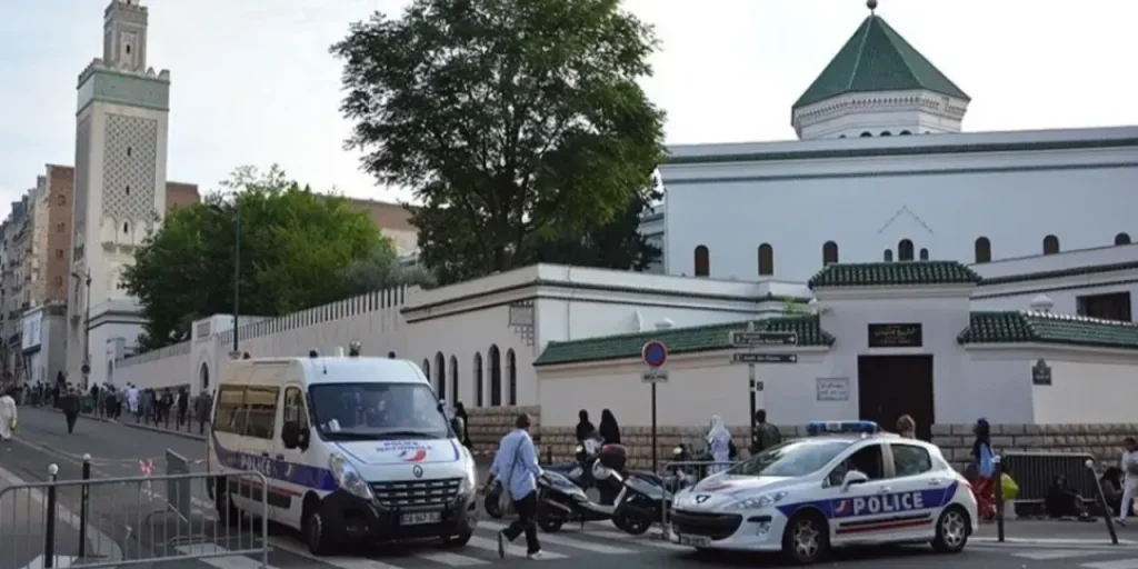 Due attacchi in Francia: moschea e associazione turca colpite, alzato l'allarme sull'islamofobia