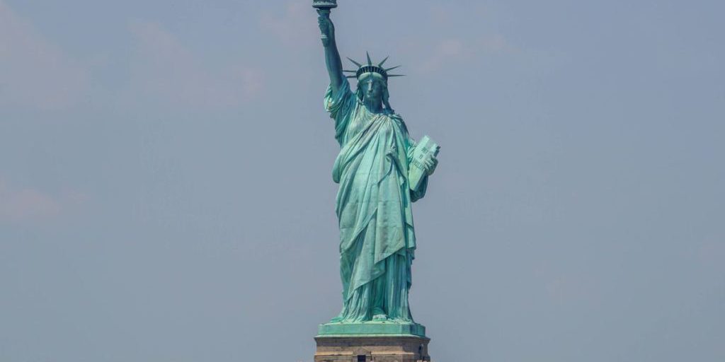 Replica della Statua della Libertà crolla in Brasile durante tempesta