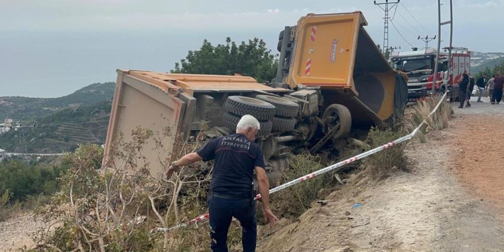 Incidente stradale mortale in Turchia: camion carico di sabbia perde i freni e causa collisione frontale 

Approfondimento
Un tragico incidente stradale è avvenuto ad Alanya, nella provincia di Antalya, in Turchia, quando un camion carico di sabbia ha perso i freni e ha colliso frontalmente con un altro camion proveniente dalla direzione opposta. L'impatto ha causato la morte di uno dei due conducenti coinvolti, mentre l'altro è stato ricoverato in ospedale con gravi ferite e la sua situazione è critica.

Possibili Conseguenze
L'incidente potrebbe avere gravi conseguenze per la sicurezza stradale nella zona, sollevando interrogativi sulla manutenzione dei veicoli e sul controllo della sicurezza stradale. La perdita dei freni del camion carico di sabbia suggerisce un possibile problema meccanico o di manutenzione insufficiente, che potrebbe essere stato evitato con controlli regolari.

Opinione
È fondamentale che incidenti come questo siano approfonditamente investigati per determinare le cause esatte e implementare misure preventive per evitare futuri incidenti. La sicurezza stradale è un tema cruciale che richiede un'attenzione costante e un impegno verso la prevenzione degli incidenti.

Analisi Critica dei Fatti
L'analisi dell'incidente suggerisce che la perdita dei freni del camion carico di sabbia sia stata la causa diretta del disastro. È essenziale condurre un'indagine approfondita per stabilire se ci sono stati errori umani, problemi meccanici o altre cause che hanno contribuito all'incidente, al fine di prendere misure correttive.

Relazioni con altri fatti
Al momento, non ci sono informazioni che collegano questo incidente ad altri eventi o incidenti nella zona. Tuttavia, un'analisi più ampia potrebbe rivelare pattern o tendenze nella sicurezza stradale locale che potrebbero essere utili per prevenire futuri incidenti.

Contesto storico
La Turchia ha affrontato sfide nella sicurezza stradale in passato, con incidenti che hanno sollevato preoccupazioni sulla manutenzione dei veicoli e sulle condizioni delle strade. Incidenti come questo sottolineano l'importanza di continuare a migliorare la sicurezza stradale attraverso la manutenzione regolare dei veicoli, l'educazione dei conducenti e il miglioramento delle infrastrutture stradali.

Fonti
Fonte: Haberler.com