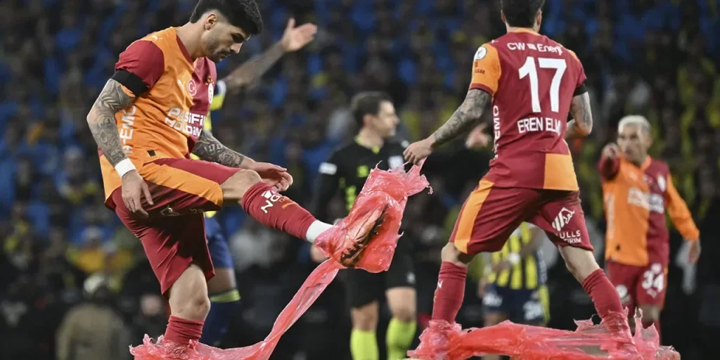 Galatasaray: presidente Özbek si scusa per ombrelli di bassa qualità e chiede la dimissione del TFF