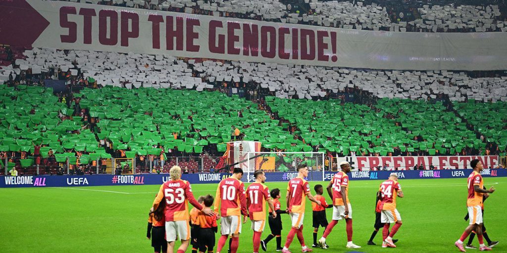 Tifosi del Galatasaray mostrano solidarietà al popolo palestinese con un messaggio forte contro l'occupazione israeliana