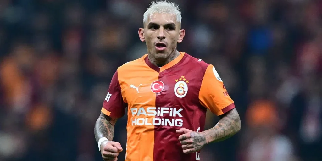 Lucas Torreira riceve cartellina gialla nella partita del Galatasaray contro Kasımpaşa
