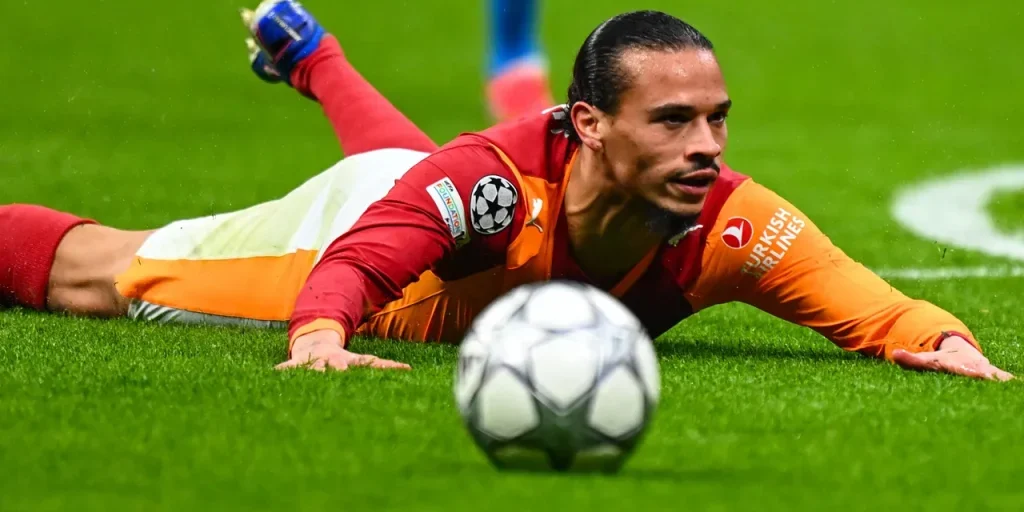 Leroy Sane si infortuna nella partita contro il Manchester City