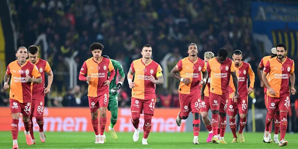 Galatasaray pubblica foto di oggetti lanciati dalle tribune durante il derby Fenerbahçe