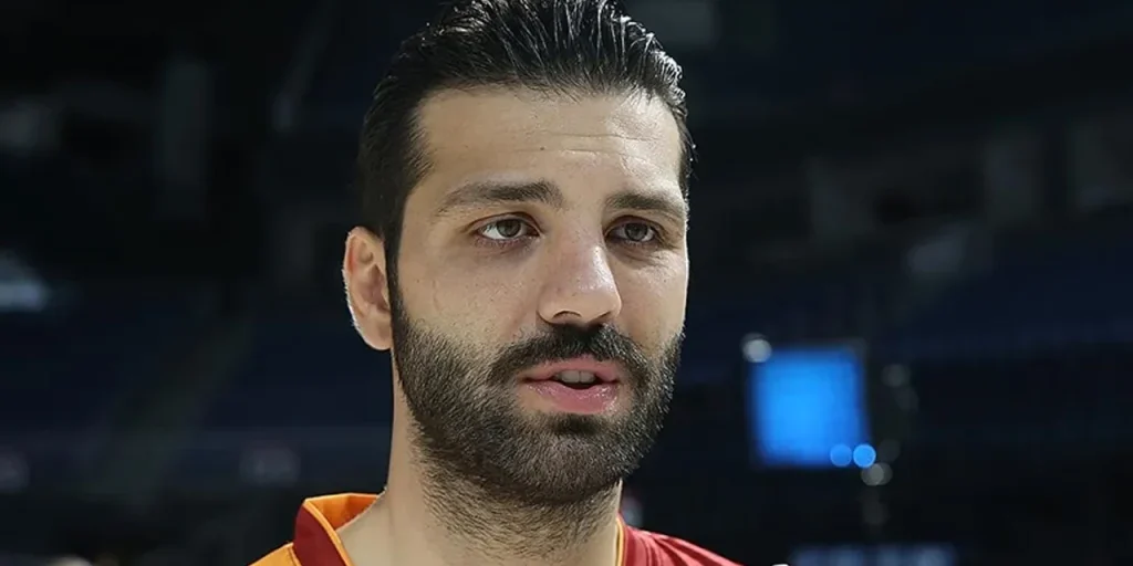 Galatasaray denuncia ex capitano per insulti dopo attacco con pietre al bus del basket maschile