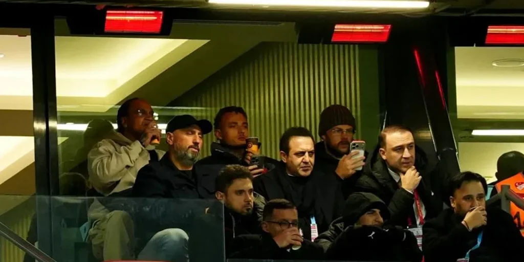 Galatasaray acquista Noa Lang: il nuovo giocatore osserva la partita dal pubblico