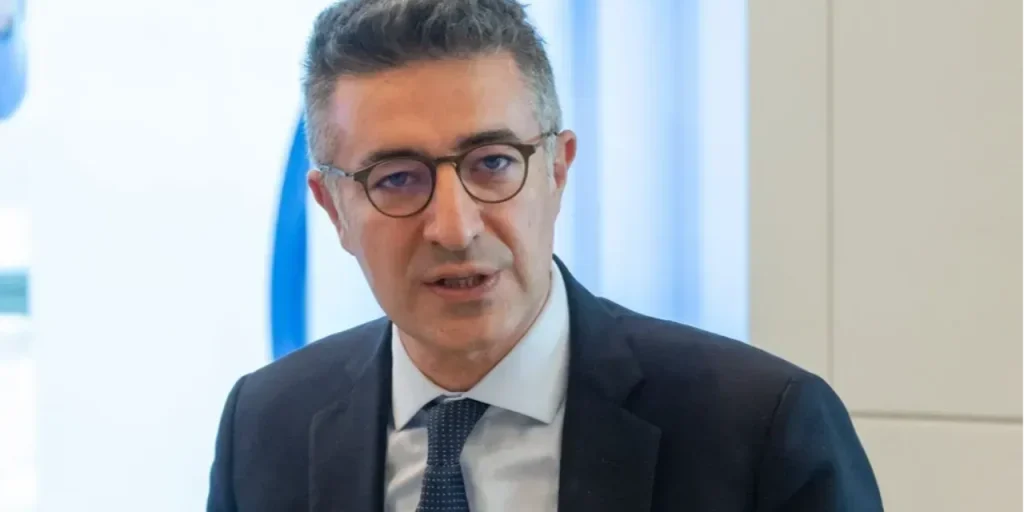 Mahmut Akten: tassi di interesse più restrittivi, previsto taglio di 100 punti base con 80% di probabilità