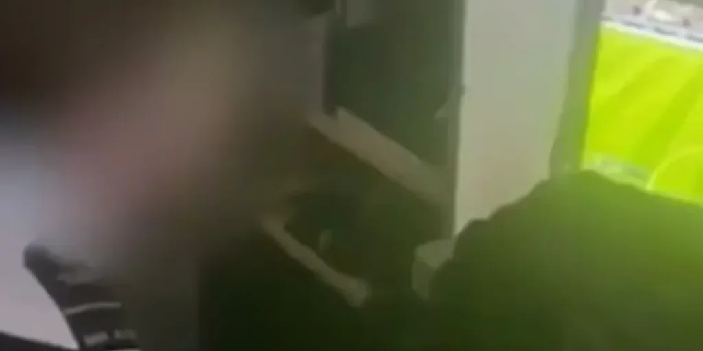 Portiere inglese gioca FIFA con detenuto in cella: video diventa virale