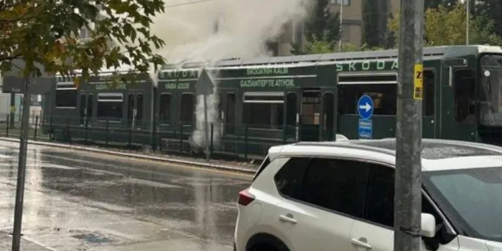 Fulmine a bordo: un tram con centinaia di passeggeri colpito a Gaziantep, miracolosamente nessun ferito