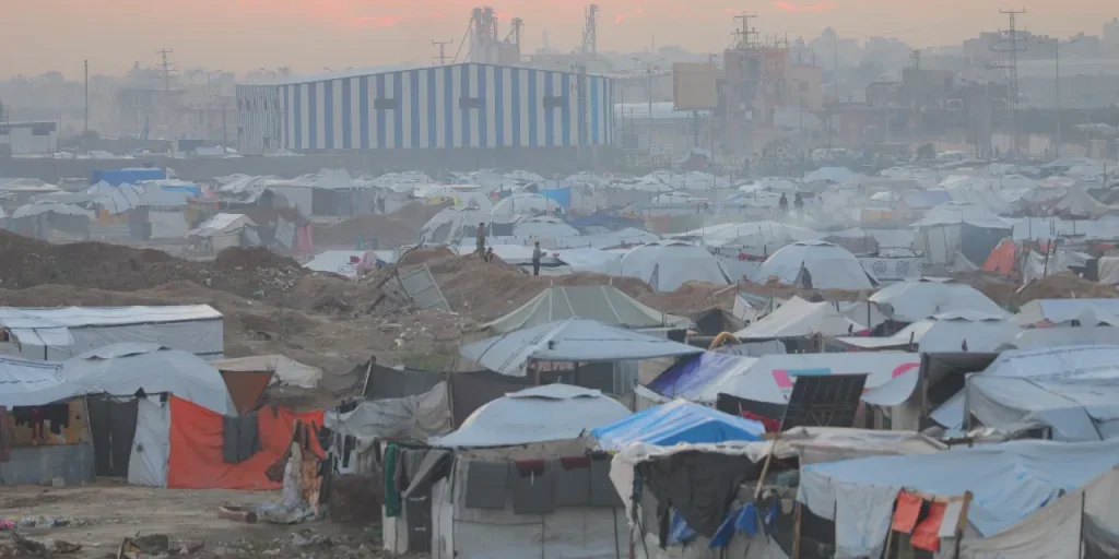Gaza: migliaia di tende sommerse dall’acqua e il freddo che peggiora la situazione
