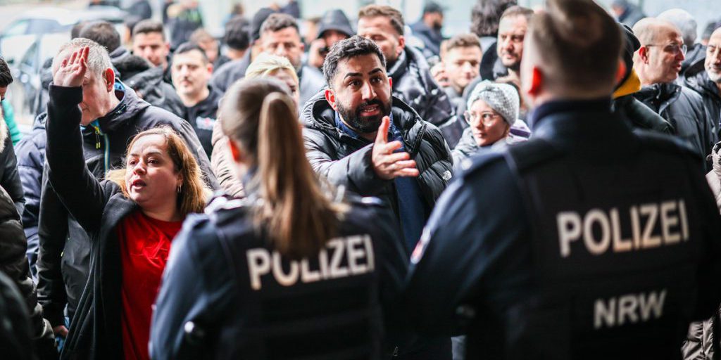 Circa 200 clienti si radunano davanti alla filiale di Gelsenkirchen‑Buer dopo furto