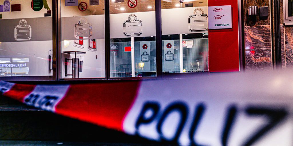 Polizia tedesca avvia raid dopo furto di un milione di euro nella filiale Sparkasse di Gelsenkirchen‑Buer
