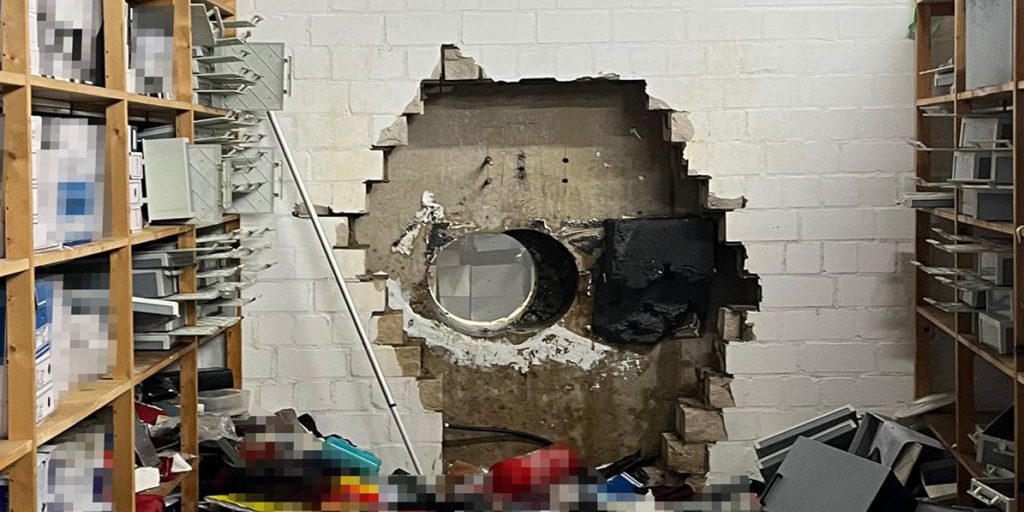 Furto nella sala di sicurezza della Sparkasse di Gelsenkirchen: poliziotto sorpreso dalla grandezza del trapano