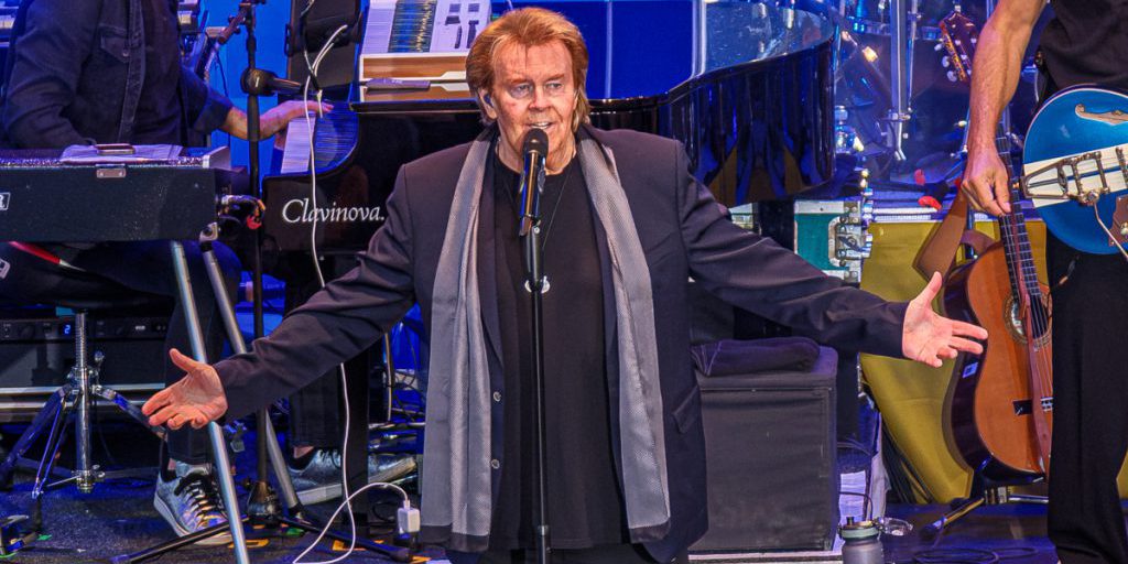 Gelsenkirchen: Als Howard Carpendale Frau im Publikum sieht, muss er kurz unterbrechen