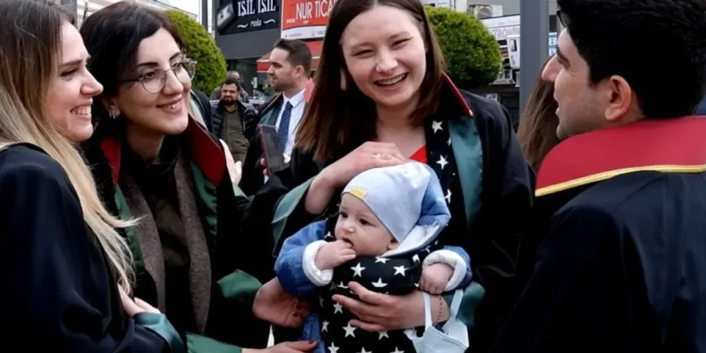 Selda Özkan, giovane avvocata di Edirne, muore dopo caduta da un'altezza elevata