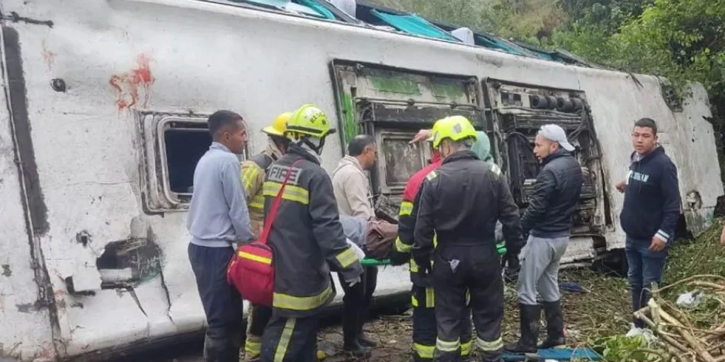 Autobus colombiano cade da precipizio, 16 morti e 20 feriti