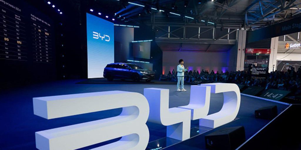 Warren Buffet abbandona Byd e il titolo crolla a Hong Kong