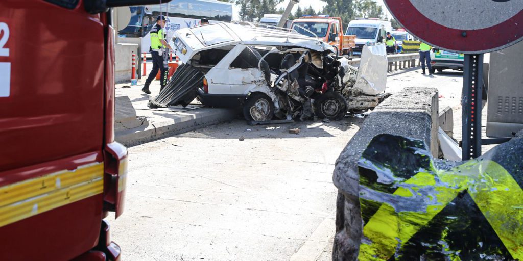 Gişelerdeki bariyere çarpan araç hurdaya döndü: 2 ölü