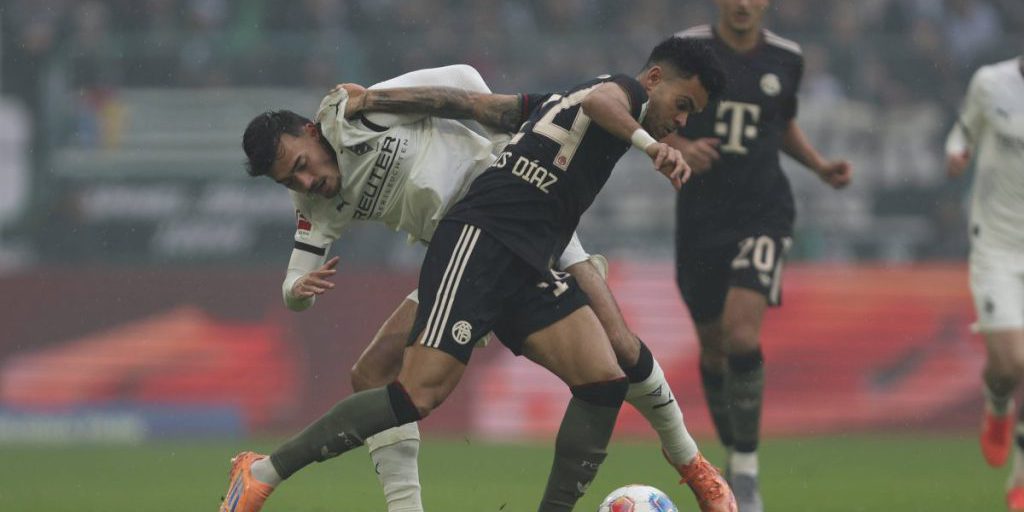 Gladbach – FC Bayern: Nach verspätetem Anpfiff knallt es direkt