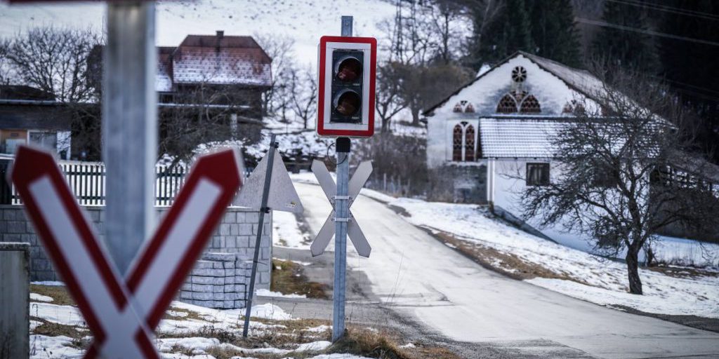 Anziano ucciso da treno dopo caduta su binario ghiacciato a Leer, Paesi Bassi