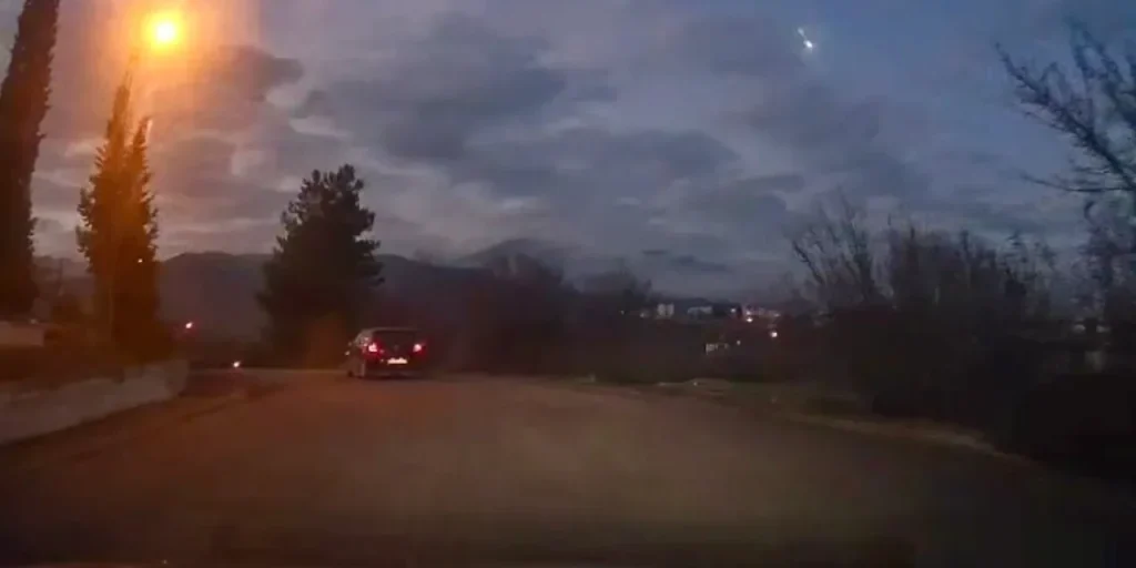 Oggetto luminoso appare e scompare nel cielo di Karabük: sospetto meteorite registrato da telecamera