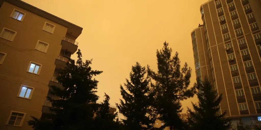 Caldo intenso e tempesta di sabbia: chiudete le finestre