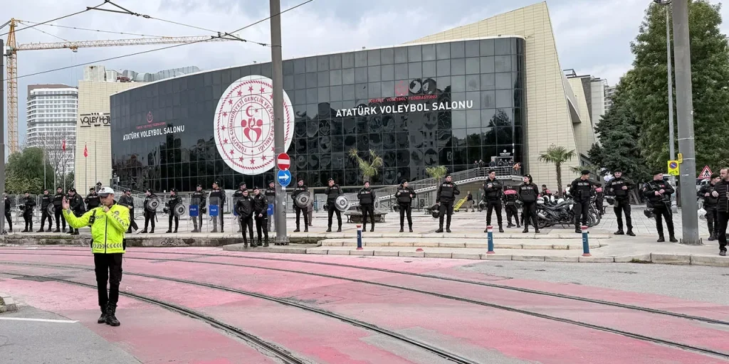 Polizia interviene durante la partita Göztepe-Beşiktaş per garantire la sicurezza